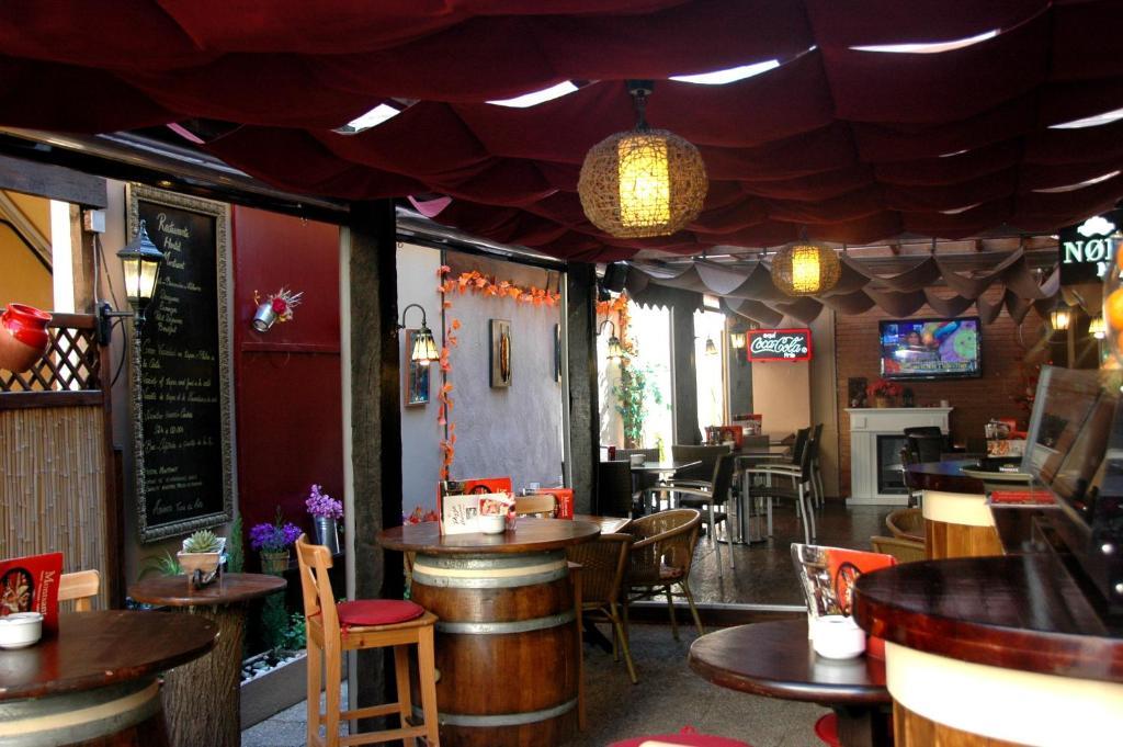 סאלו Hostal Montsant מראה חיצוני תמונה