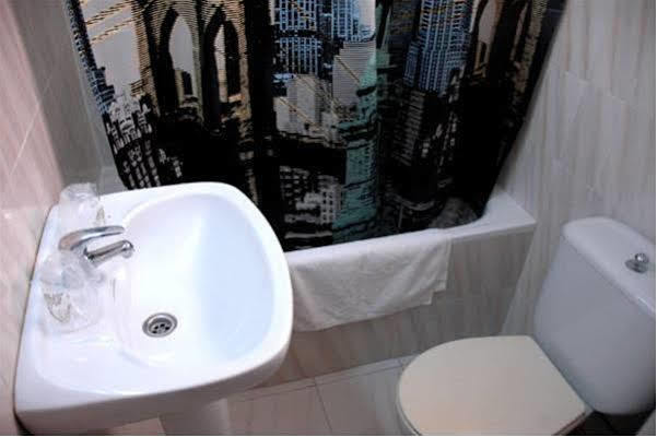 סאלו Hostal Montsant מראה חיצוני תמונה